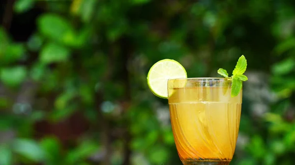 Limonada Bebe Con Limones Frescos Cóctel Limón Con Jugo —  Fotos de Stock
