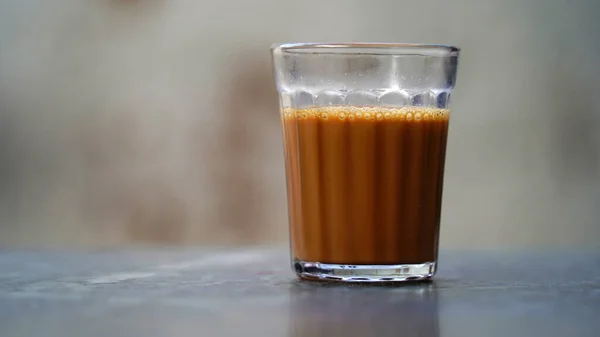 Чашка Щойно Звареного Чорного Чаю Тікає Від Пари Теплого Якого — стокове фото