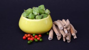 Ashwagandha Kuru Kök Şifalı Bitki ve Taze Yapraklar, Withania Somnifera, Ashwagandha, Indian Ginseng, Poison Gooseberry, veya Winter Cherry olarak da bilinir..