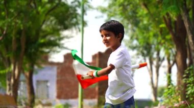 Hindistan Bağımsızlık Günü kutlamalarında elinde Hint bayrağı tutan Hintli çocuk. Gülümseyen Bebek Hindistan Bayrağını Tutuyor.