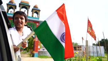 Vijay Diwas vesilesiyle elinde üç renkli bayrak tutan küçük çocuk.