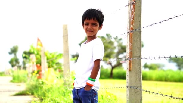 Söt Liten Pojke Med Indian National Tricolour Flag Isolerad Över — Stockvideo