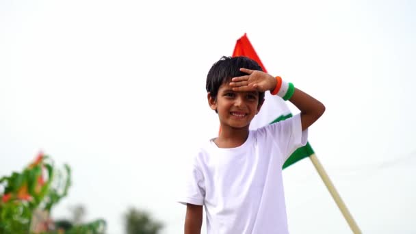 Índia Bonito Menino Saudando Vestir Shirt Branca Segurando Bandeira Tricolor — Vídeo de Stock