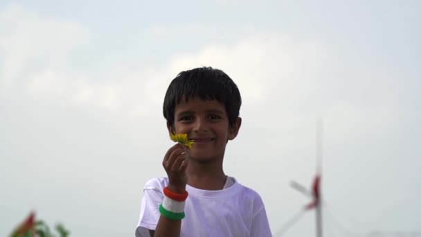 Милий Маленький Хлопчик Тримає Індійський Прапор Руках Посміхається Святкування Дня — стокове відео