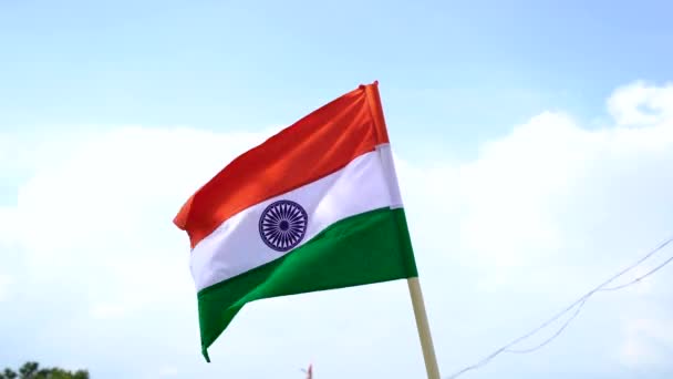 クリッピングパスを持つ青い空に隔離されたインドの旗 インドの旗を振って閉じる インドの国旗の記号 — ストック動画