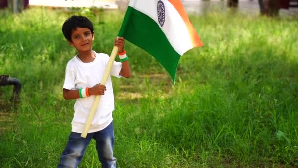 Netter Kleiner Junge Mit Indianerfahne Den Händen Und Lächelnd Unabhängigkeitstag — Stockvideo