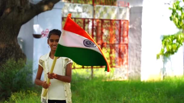 Мила Дівчинка Тримає Індійський Прапор Руках Посміхається Святкування Дня Незалежності — стокове відео