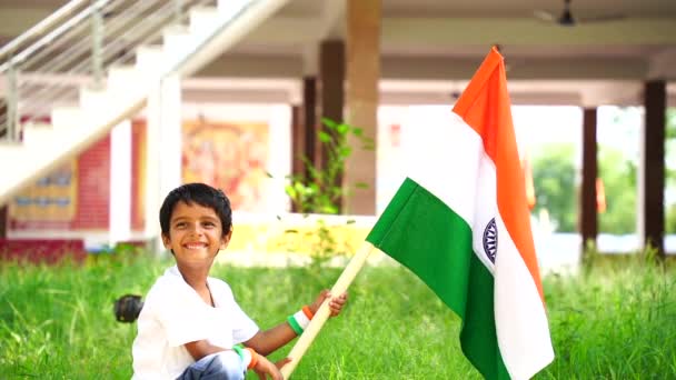 インド独立記念日の祝日にインド国旗を掲げるインドの少年 笑顔のトッドラーがインドの国旗を握る — ストック動画