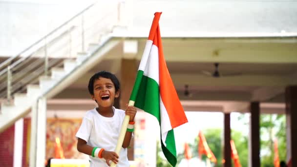 Hindistan Bağımsızlık Günü Kutlamalarında Elinde Hint Bayrağı Tutan Hintli Çocuk — Stok video