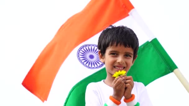 在印度独立日庆祝活动中 印度男孩举着印度国旗 微笑着 托德勒高举着印度国旗 — 图库视频影像