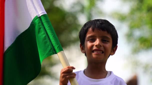 Menino Indiano Segurando Bandeira Indiana Por Ocasião Celebração Dia Independência — Vídeo de Stock