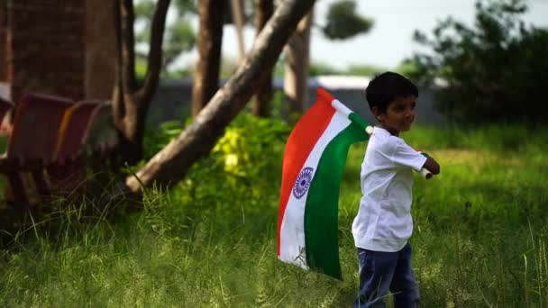 Indyjskie Dziecko Trzymające Indyjską Flagę Okazji Dnia Niepodległości Indii Uśmiechnięty — Wideo stockowe