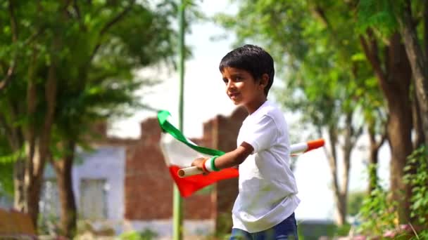 Индийский Мальчик Индийским Флагом Случаю Празднования Дня Независимости Индии Улыбающийся — стоковое видео