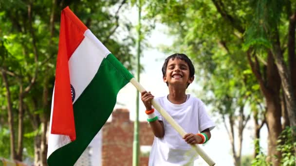 かわいい男の子彼の手にインドのフラグを保持し 独立記念日やインド共和国の日を祝う ティランガの誇りを示す子供 — ストック動画