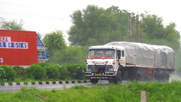 Caminhões Estrada Índia — Vídeo de Stock