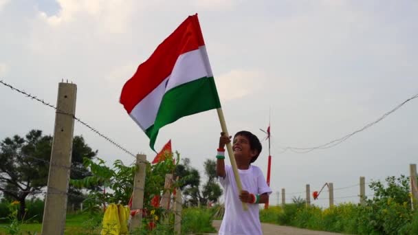 Lindo Niño Sosteniendo Bandera India Sus Manos Sonriendo Celebrando Día — Vídeo de stock