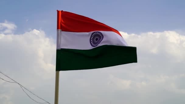 India Vlag Geïsoleerd Aan Blauwe Hemel Met Clipping Pad Sluit — Stockvideo