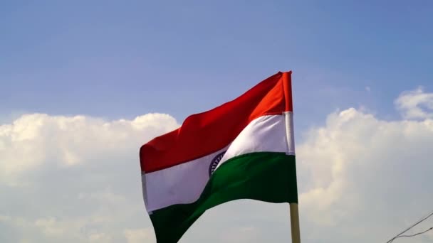 Индийский Флаг Изолированный Голубом Небе Обрезкой Пути Размахивать Флагом Индии — стоковое видео