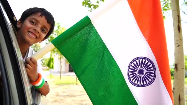 Kleine Jongen Met Driekleurige Vlag Ter Gelegenheid Van Vijay Diwas — Stockvideo