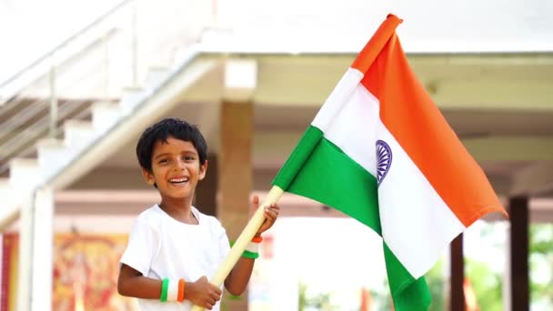 在Vijay Diwas节 小男孩举着三色旗 — 图库视频影像