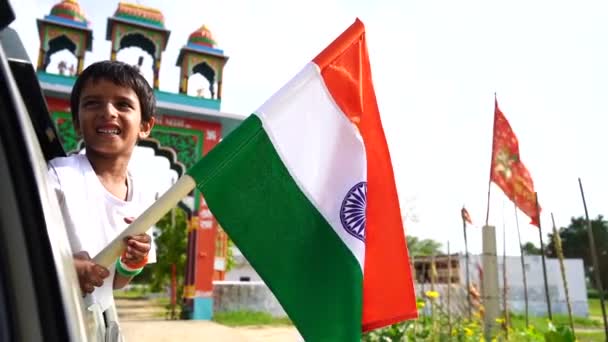 Liten Pojke Som Håller Tricolor Flagga Med Anledning Vijay Diwas — Stockvideo