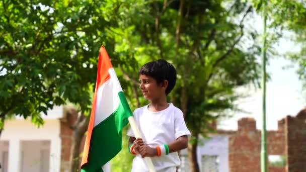 Söt Liten Pojke Som Håller Indianflaggan Sina Händer Och Ler — Stockvideo