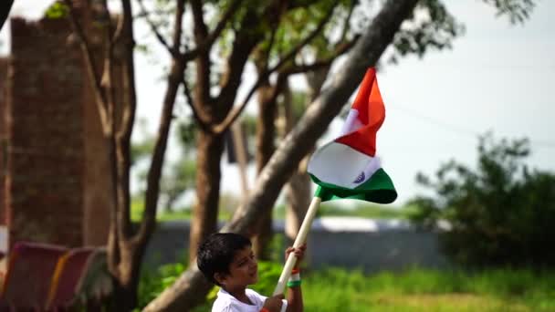 Lindo Niño Sosteniendo Bandera India Sus Manos Sonriendo Celebrando Día — Vídeo de stock