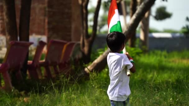 かわいい男の子彼の手にインドのフラグを保持し 独立記念日やインド共和国の日を祝う ティランガの誇りを示す子供 — ストック動画