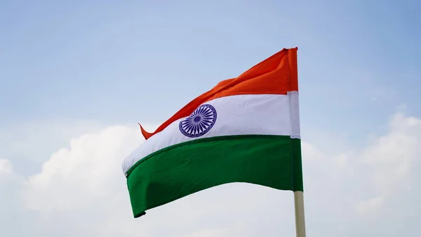 Indyjska Flaga Odizolowana Błękitnym Niebie Ścieżką Wycinania Zbliżyć Machając Flagą — Zdjęcie stockowe