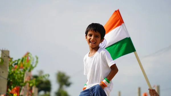 Mały Chłopiec Stojący Białej Koszulce Okazji Obchodów Dnia Niepodległości Indii — Zdjęcie stockowe