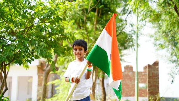 Słodki Chłopczyk Indyjską Flagą Rękach Uśmiechem Świętowanie Dnia Niepodległości Lub — Zdjęcie stockowe