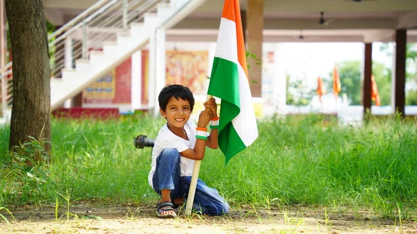Söt Liten Pojke Som Håller Indianflaggan Sina Händer Och Ler — Stockfoto