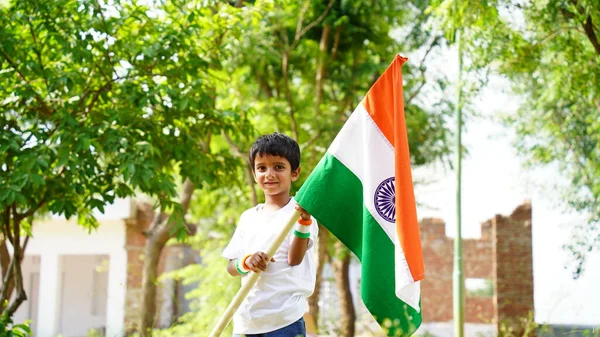Słodki Chłopczyk Indyjską Flagą Rękach Uśmiechem Świętowanie Dnia Niepodległości Lub — Zdjęcie stockowe