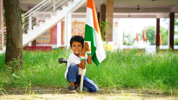 Aranyos Kisfiú Indiai Zászlót Tart Kezében Mosolyog Függetlenség Napját Vagy — Stock Fotó