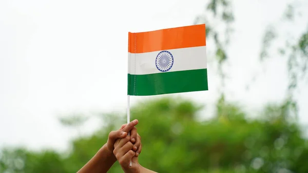 Indická Národní Vlajka Izolovaná Pozadí Oblohy Realistická Indiánská Vlajka Vlající — Stock fotografie