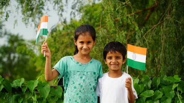 Söt Liten Pojke Och Flicka Som Håller Indianflaggan Sina Händer — Stockfoto