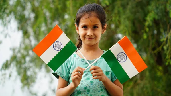Słodka Dziewczynka Trzyma Indyjską Flagę Dłoniach Uśmiecha Się Świętowanie Dnia — Zdjęcie stockowe