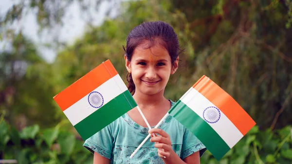 Menina Bonito Segurando Bandeira Indiana Suas Mãos Sorrindo Celebrar Dia — Fotografia de Stock