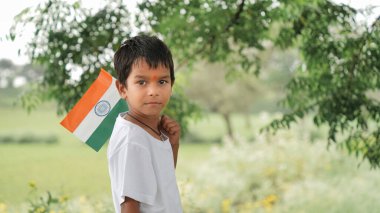 Hindistan 'ın Bağımsızlık Günü kutlamaları vesilesiyle elinde Hint bayrağı tutan küçük çocuk.