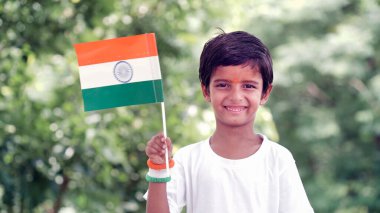 Hindistan Ulusal Bayrağı 'na sahip şirin küçük bir çocuk, doğa konusunda izole edilmiş. Bağımsızlık Günü ya da Cumhuriyet Günü konseptine uygundur
