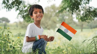 Hindistan Ulusal Bayrağı 'na sahip şirin küçük bir çocuk, doğa konusunda izole edilmiş. Bağımsızlık Günü ya da Cumhuriyet Günü konseptine uygundur