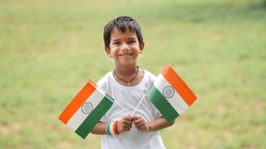 Hindistan Ulusal Bayrağı 'na sahip şirin küçük bir çocuk, doğa konusunda izole edilmiş. Bağımsızlık Günü ya da Cumhuriyet Günü konseptine uygundur