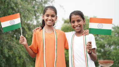 İki Hintli öğrenci ya da üç renkli el sallayan çocuklar. Bağımsızlık ya da Cumhuriyet Günü kutlaması