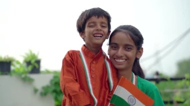Bağımsızlık ya da Cumhuriyet Günü 'nü kutlayan Hintli kardeşler, gülümseyen şirin küçük Hintli çocuk.