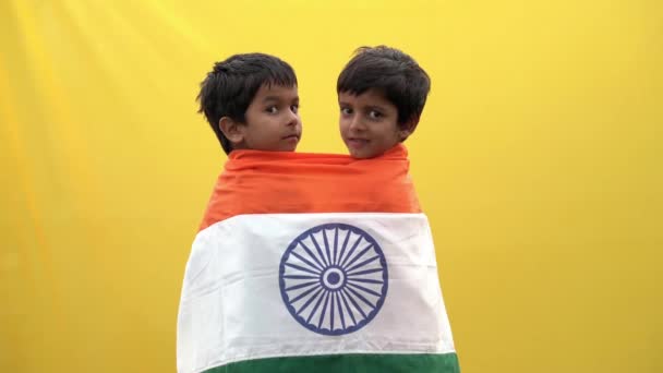 행복한 귀여운 소년은 독립의 공화국의 그녀의 주위에 깃발을 감싸고 — 비디오
