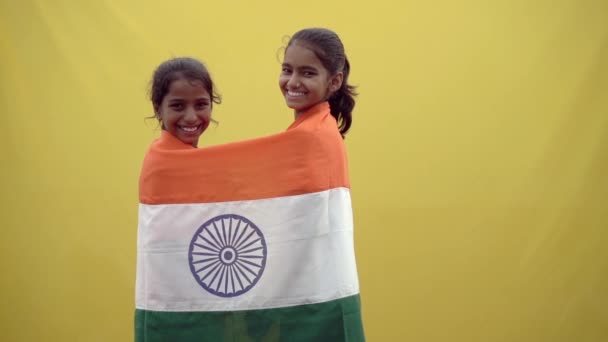 Glada Söta Flickor Lindade Indian Flagga Runt Hennes Kropp Firar — Stockvideo