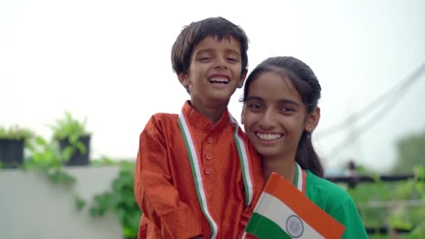 インドの兄弟姉妹 独立または共和国の日を祝う かわいい小さなインドの子供笑顔 — ストック動画