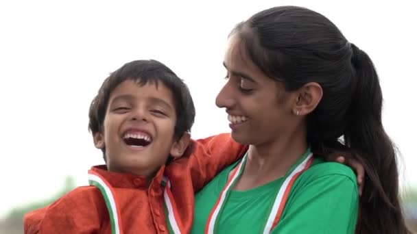 インドの兄弟姉妹 独立または共和国の日を祝う かわいい小さなインドの子供笑顔 — ストック動画