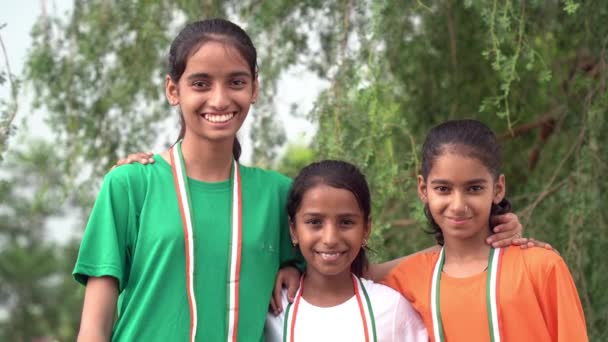 Jonge Kleine Indiase Meisjes Die Trots Glimlachen Bij Gelegenheid Onafhankelijkheidsdag — Stockvideo