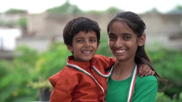 陽気なインドの少年少女 幸せな独立の日 8月15日 共和国の日 プロテスタントの概念 — ストック動画